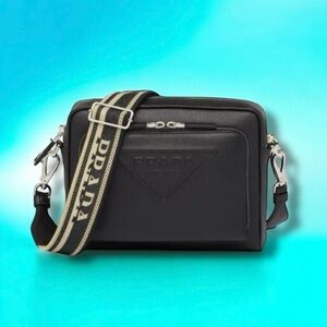 🆕💕PRADA Bandiliera Black Saffiano Logo Embossed Crossbody Camera Bag SHW-UNISEX